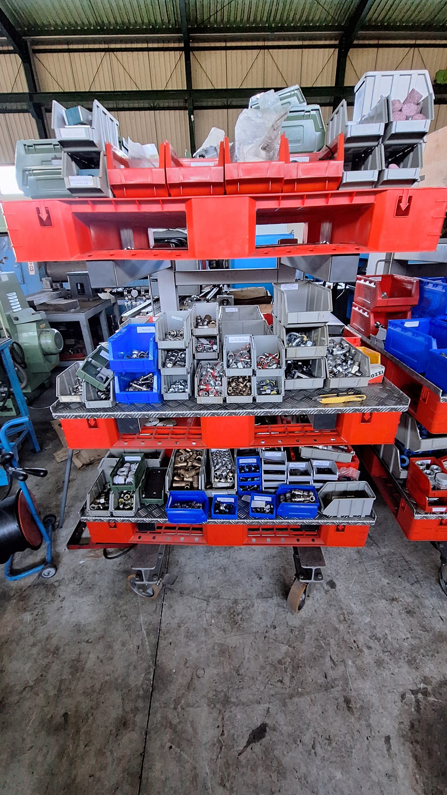 Cinco carrinhos com material hidráulico novo