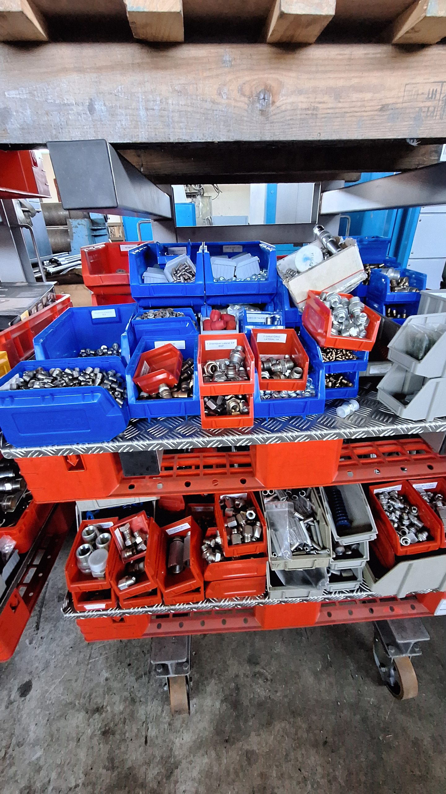 Cinco carrinhos com material hidráulico novo - Image 2